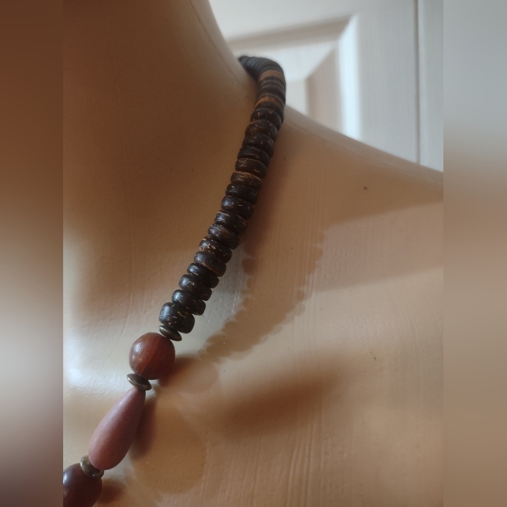Vintage ESTATE women's wooden beaded necklace - Picture 2 of 5